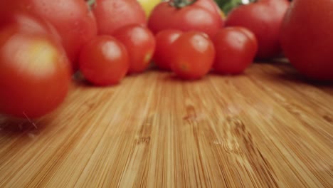 Vergrößern-Sie-Das-Makrovideo-Von-Tomaten-Auf-Dem-Tisch